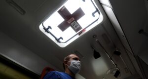 В Запорожской области при атаке ВСУ получили ранения два мирных жителя Фельдшер в автомобиле скорой помощи - РИА Новости, 1920, 21.03.2026