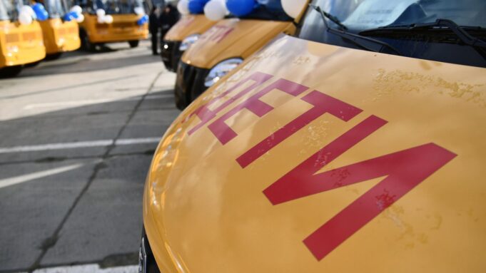 Принудительно эвакуированных детей из Славянска вывозят «в никуда» Школьные автобусы - РИА Новости, 1920, 21.03.2026