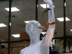 Суд в Саратове приговорил рецидивиста к 17 годам за нападение на полицейского Статуя богини правосудия Фемиды - РИА Новости, 1920, 27.03.2026