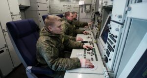 Военнослужащие боевого расчета в командном пункте зенитного ракетного комплекса - РИА Новости, 1920, 28.03.2026