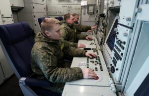 Военнослужащие боевого расчета в командном пункте зенитного ракетного комплекса - РИА Новости, 1920, 28.03.2026