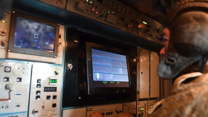 Силы ПВО сбили два беспилотника, летевших на Москву Военнослужащий Вооруженных сил России в пункте управления зенитного ракетного комплекса Тор-М2У - РИА Новости, 1920, 25.03.2026