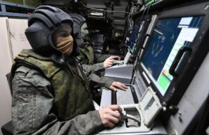 Военнослужащие России на рабочих местах в машине боевого управления сил противовоздушной обороны - РИА Новости, 1920, 29.03.2026