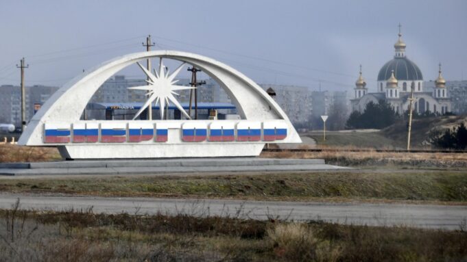 Стела с названием города в Энергодаре - РИА Новости, 1920, 18.03.2026