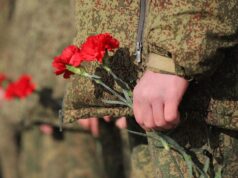 Власти Троицка взяли на контроль ситуацию с подтоплением могил участников СВО Военнослужащие во время возложения цветов - РИА Новости, 1920, 30.03.2026