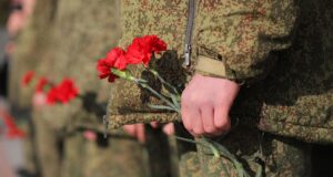 Военнослужащие во время возложения цветов - РИА Новости, 1920, 30.03.2026