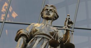 Статуя богини Фемиды у здания суда - РИА Новости, 1920, 24.03.2026