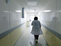 Медицинский сотрудник в коридоре больницы - РИА Новости, 1920, 17.03.2026