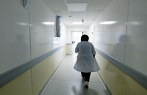 Медицинский сотрудник в коридоре больницы - РИА Новости, 1920, 25.03.2026