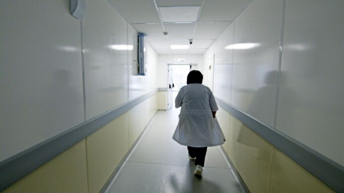 Девушка, на которую с ножом напал возлюбленный в Москве, находится в реанимации Медицинский сотрудник в коридоре больницы - РИА Новости, 1920, 25.03.2026