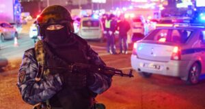 Сотрудник Росгвардии в оцеплении у концертного зала Крокус Сити Холл, где произошла стрельба - РИА Новости, 1920, 27.03.2026