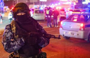 Сотрудник Росгвардии в оцеплении у концертного зала Крокус Сити Холл, где произошла стрельба - РИА Новости, 1920, 27.03.2026