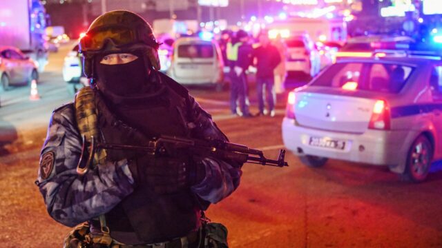 Сотрудник Росгвардии в оцеплении у концертного зала Крокус Сити Холл, где произошла стрельба - РИА Новости, 1920, 27.03.2026