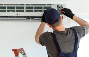 Мужчина устанавливает кондиционер - РИА Новости, 1920, 27.03.2026