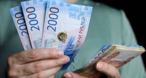 Девушка считает деньги - РИА Новости, 1920, 24.03.2026