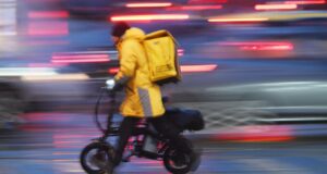 Курьер службы доставки сервиса Яндекс. Еда под дождем в Москве - РИА Новости, 1920, 21.03.2026