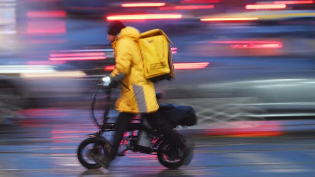 Курьер службы доставки сервиса Яндекс. Еда под дождем в Москве - РИА Новости, 1920, 21.03.2026