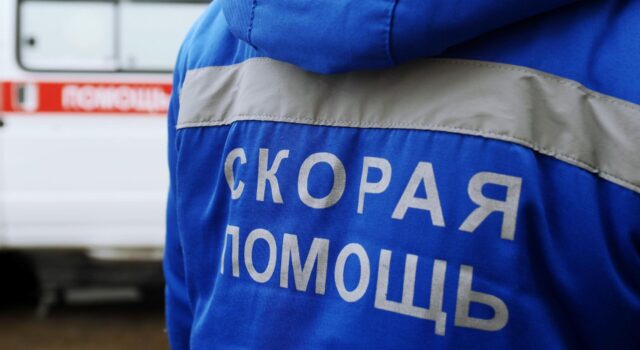 Медик около автомобиля скорой медицинской помощи - РИА Новости, 1920, 26.03.2026