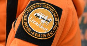 Нашивка на форме волонтера поисково-спасательного отряда Лиза Алерт - РИА Новости, 1920, 22.03.2026