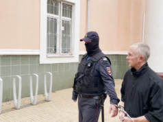 Мужчина, обвиненный в изнасилованиях и убийствах девушек 20-летней давности, в сопровождении сотрудника полиции - РИА Новости, 1920, 28.03.2026