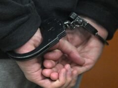 Жителя Саратова, планировавшего теракт на аэродроме, арестовали Наручники на руках - РИА Новости, 1920, 26.03.2026