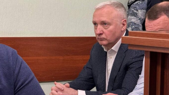 Суд не освободил экс-главу кабмина Красноярского края Лапшина из-за болезни Экс-глава красноярского правительства Юрий Лапшин в зале суда - РИА Новости, 1920, 18.03.2026