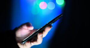 Мужчина держит в руках мобильный телефон - РИА Новости, 1920, 24.03.2026