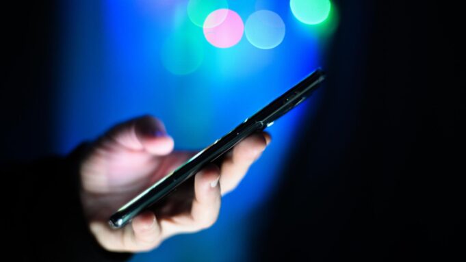 Мужчина держит в руках мобильный телефон - РИА Новости, 1920, 24.03.2026