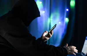 Мужчина держит в руках мобильный телефон - РИА Новости, 1920, 20.03.2026