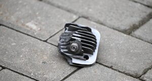 В Краснодаре обломки БПЛА повредили многоквартирный дом Фрагмент двигателя беспилотника - РИА Новости, 1920, 18.03.2026