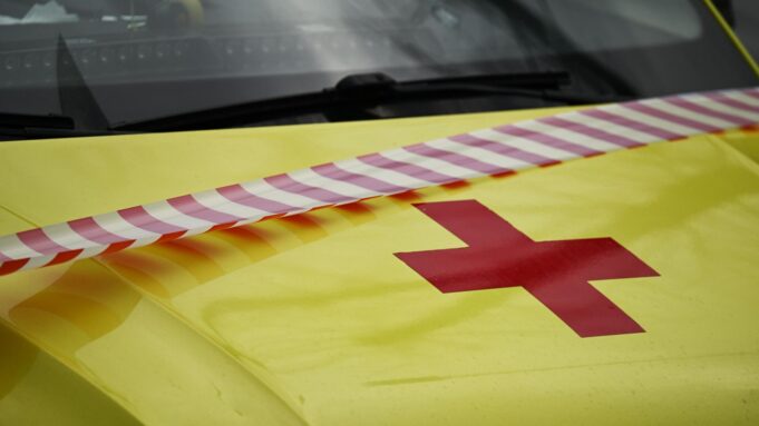 Пострадавших после выстрела в школе в Челябинске госпитализировали Автомобиль скорой помощи - РИА Новости, 1920, 26.03.2026