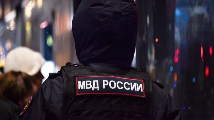 Курьера, забравшего деньги убитой футболистом предпринимательницы, задержали Сотрудник полиции - РИА Новости, 1920, 18.03.2026