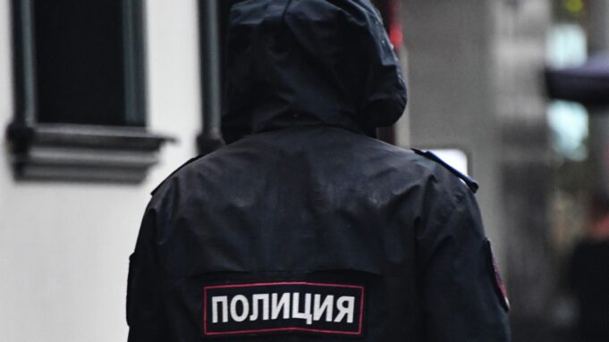 В Самаре полиция проводит проверку после избиения женщины Сотрудник полиции - РИА Новости, 1920, 17.03.2026