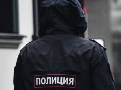 В Москве пьяный мужчина устроил погром на стойке с сувенирами на станции метро Сотрудник полиции - РИА Новости, 1920, 26.03.2026