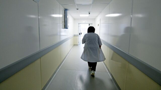 Работник медучреждения в коридоре - РИА Новости, 1920, 26.03.2026