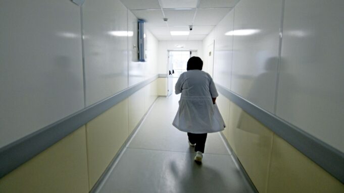 Работник медучреждения в коридоре - РИА Новости, 1920, 26.03.2026