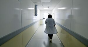 Работник медучреждения в коридоре - РИА Новости, 1920, 23.03.2026