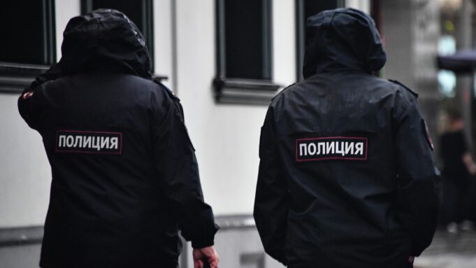 МВД: в Москве задержали мужчину, совершившего противоправные действия в банке Сотрудники полиции - РИА Новости, 1920, 19.03.2026