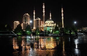 Ночной Грозный, вид на небоскребы и мечеть - РИА Новости, 1920, 28.03.2026