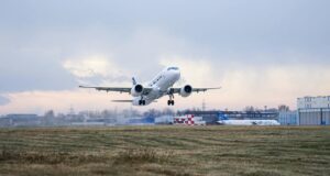 Самолет взлетает с аэродрома - РИА Новости, 1920, 20.03.2026