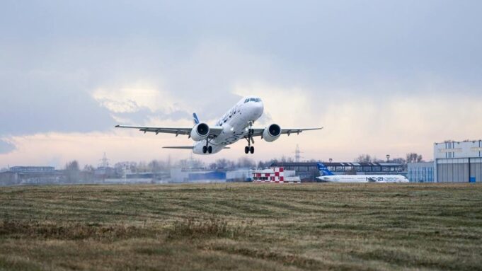 В аэропорту Внуково сняты ограничения на прием и выпуск воздушных судов Самолет взлетает с аэродрома - РИА Новости, 1920, 20.03.2026