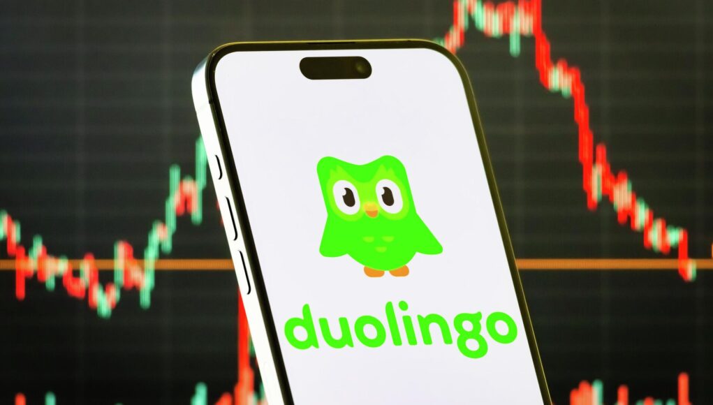 Смартфон с логотипом приложения Duolingo на экране - РИА Новости, 1920, 26.03.2026