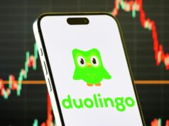 Смартфон с логотипом приложения Duolingo на экране - РИА Новости, 1920, 26.03.2026