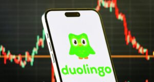 Смартфон с логотипом приложения Duolingo на экране - РИА Новости, 1920, 26.03.2026