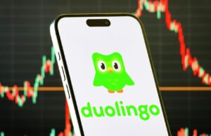 Смартфон с логотипом приложения Duolingo на экране - РИА Новости, 1920, 26.03.2026