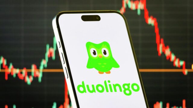 Смартфон с логотипом приложения Duolingo на экране - РИА Новости, 1920, 26.03.2026