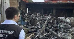 Сотрудник СК РФ работают на месте крушения вертолета Ка-226 в поселке Ачи-Су в республике Дагестан - РИА Новости, 1920, 26.03.2026