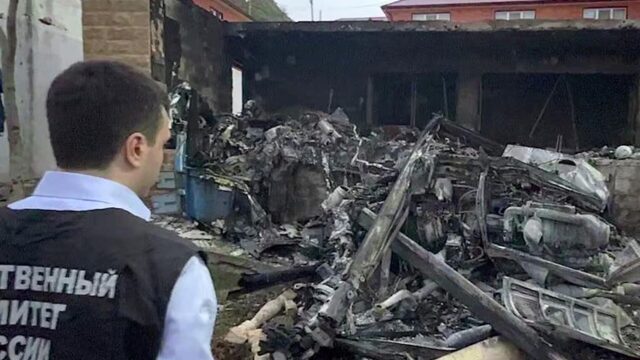 Сотрудник СК РФ работают на месте крушения вертолета Ка-226 в поселке Ачи-Су в республике Дагестан - РИА Новости, 1920, 26.03.2026