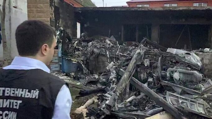 Сотрудник СК РФ работают на месте крушения вертолета Ка-226 в поселке Ачи-Су в республике Дагестан - РИА Новости, 1920, 26.03.2026