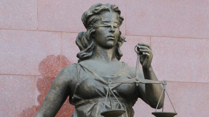 Статуя богини Фемиды у здания Одинцовского городского суда - РИА Новости, 1920, 23.03.2026